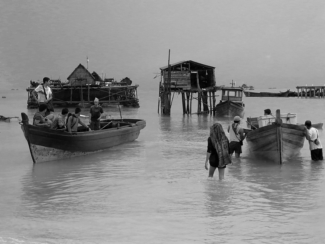 Stilt village and boats at a Kelong site, east coast