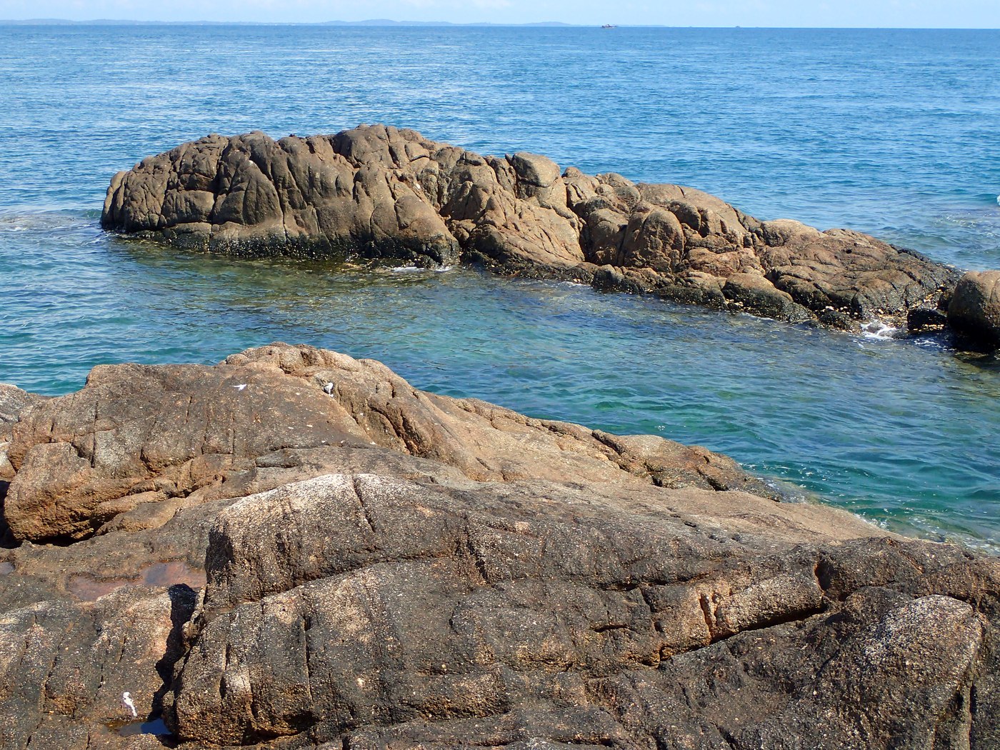 Granite boulders and clear water, Penyusuk
